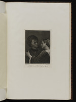 Ein Mann und eine Frau, die ihn an der Schulter berührt