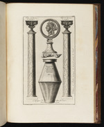 Zwei Säulen mit Bronzeschalen, ein Porträtrelief mit Sockel, und ein Farnesischer Congius